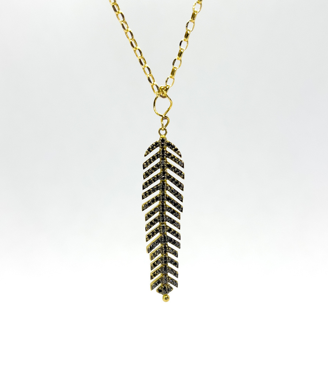 18kt yellow gold necklace with leaf pendant in black diamond